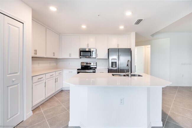 Building Photo - 14121 Heritage Landing Blvd