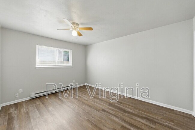 Building Photo - 2421 Courtney Ave