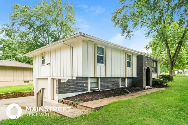 Building Photo - 408 SW Sandstone Dr