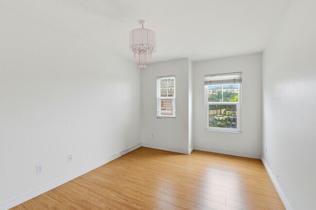 Building Photo - 125 Macademia Ln