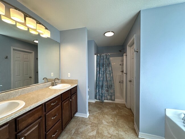 Building Photo - 417 Eisenhower Dr