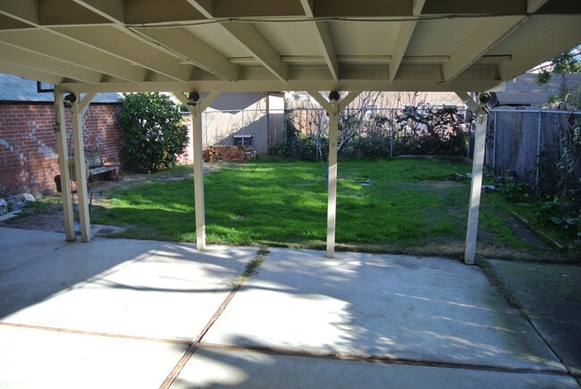 Building Photo - **COMING SOON!!** Spacious 2 Bedroom, 1 Bathroom Home near Convenient Old Town Pittsburg