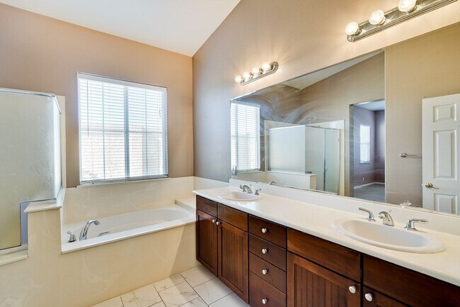 Building Photo - Spacious 3 Bedroom, 2 Bathroom Home with D...
