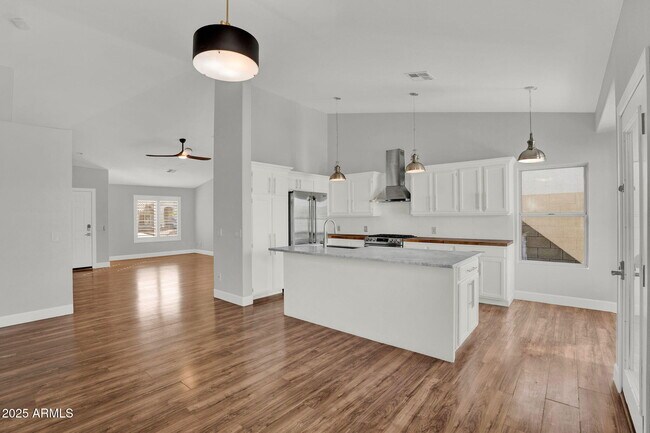 Building Photo - 8406 W Dahlia Dr