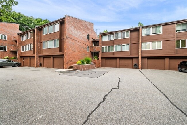 Building Photo - 241 Perkins St