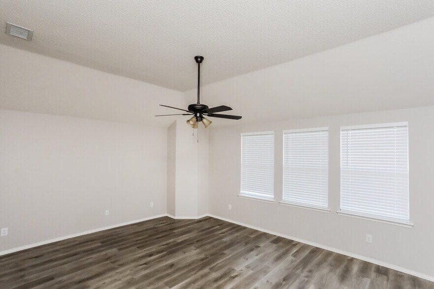Building Photo - 145 Redbud Dr