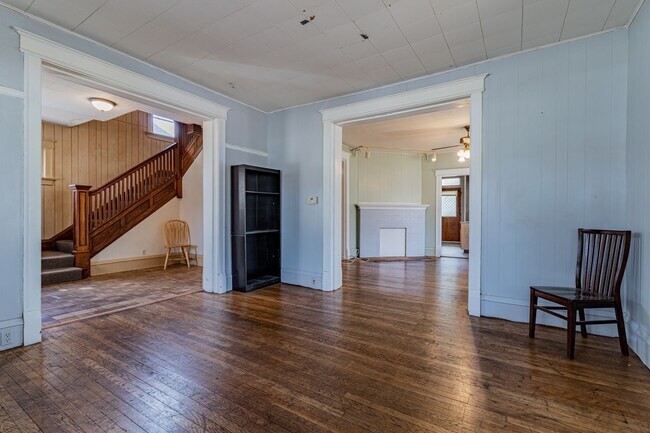 Building Photo - 5 bedroom, 2 bath home, close to U of I, MTD lines, local shopping & dining!! - Available August ...