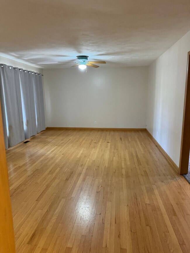 Building Photo - 3 bedroom, 2 bathroom, 2 car garage hom for rent