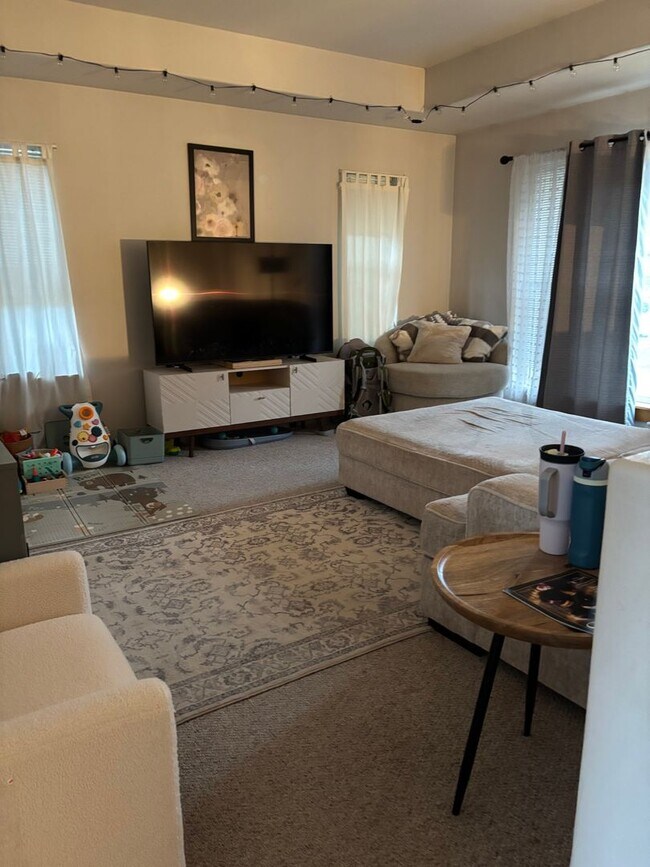 Building Photo - Beautiful house near walking trails and the hospital. Beautiful views of the Bridger Mountains