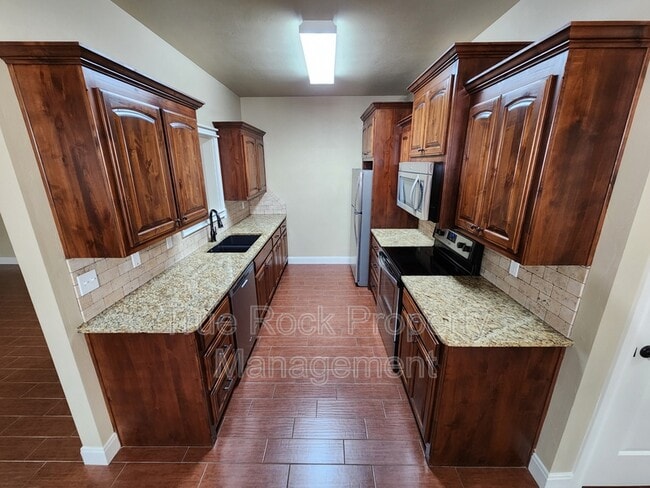 Building Photo - 1405 N Monte Vista St