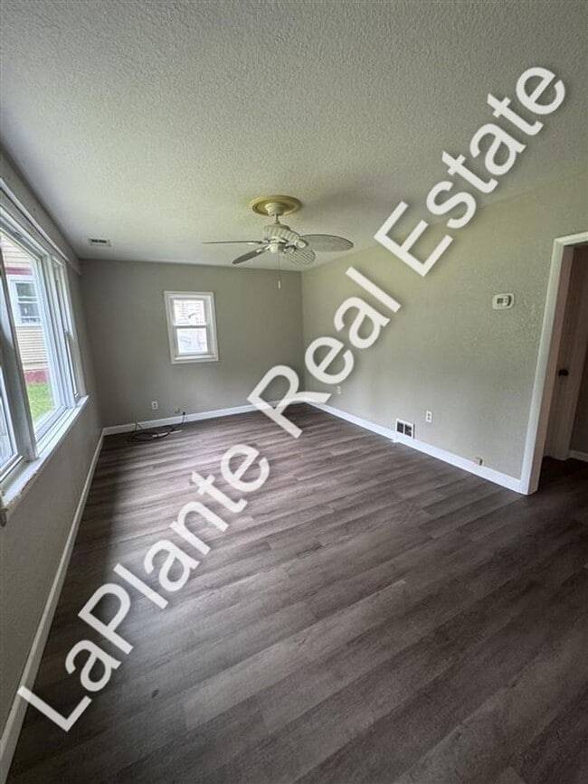 Building Photo - Cute Home on Large Lot for Rent