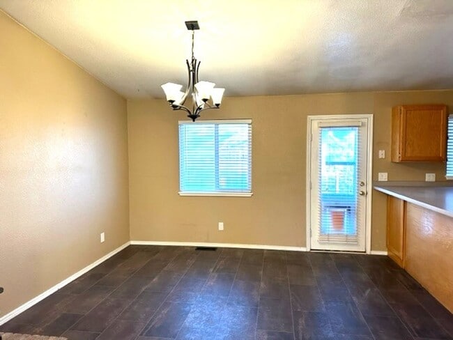 Building Photo - 3 bedroom 2 bath home in Spring Creek with...