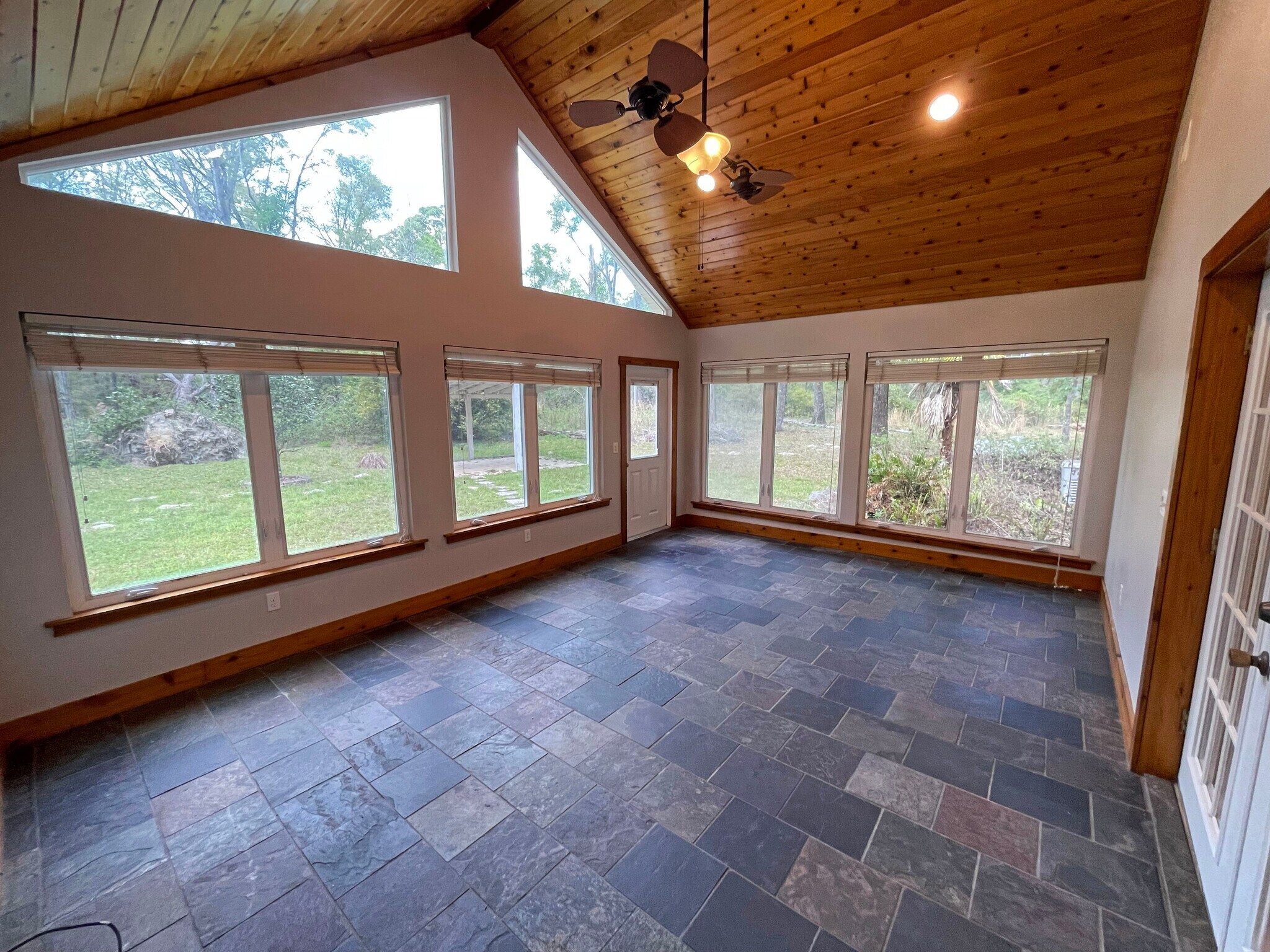 Building Photo - 417 SW Barney St