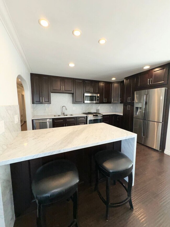 Building Photo - Beautifully Updated 3 Bedroom, 2 bath Rola...