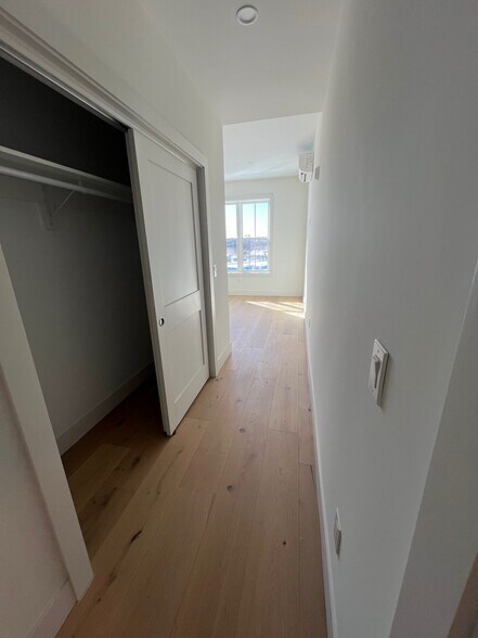 Building Photo - 105 Sea St