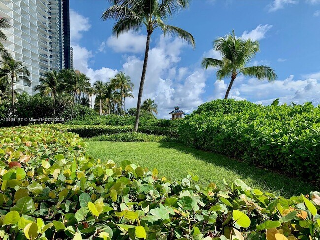 Building Photo - 16711 Collins Ave