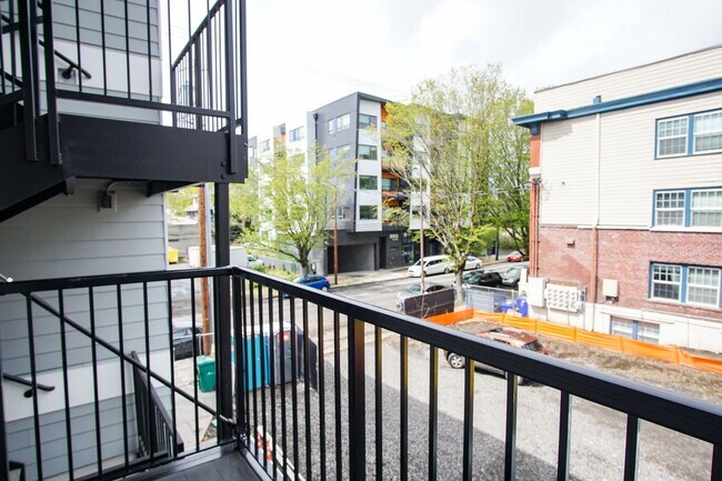 Building Photo - Impeccable Modern Studio with Luxe Finishes + Balcony!