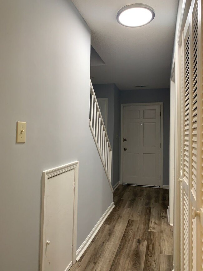 Building Photo - Renovated Townhome Near UNC, Downtown, fle...