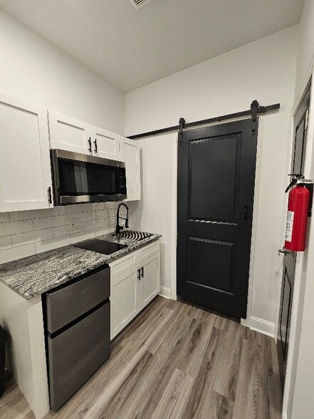 Building Photo - 6131 W Columbia Ave