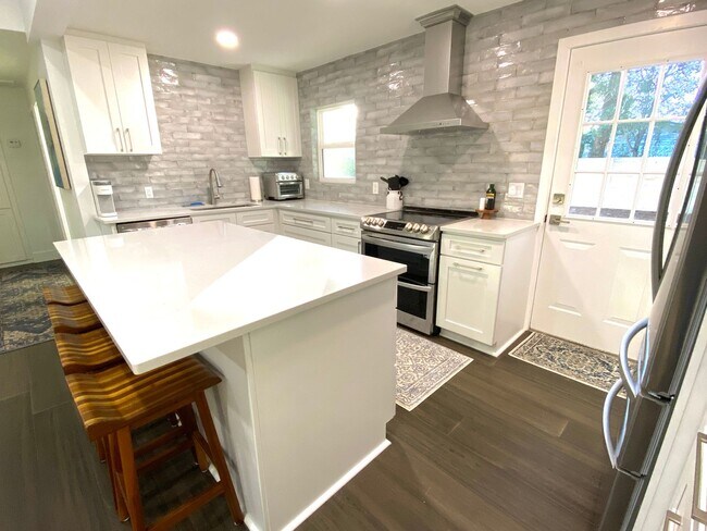 Building Photo - A Stones Throw to the Historic District