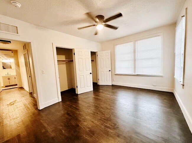 Building Photo - 410 5th St S