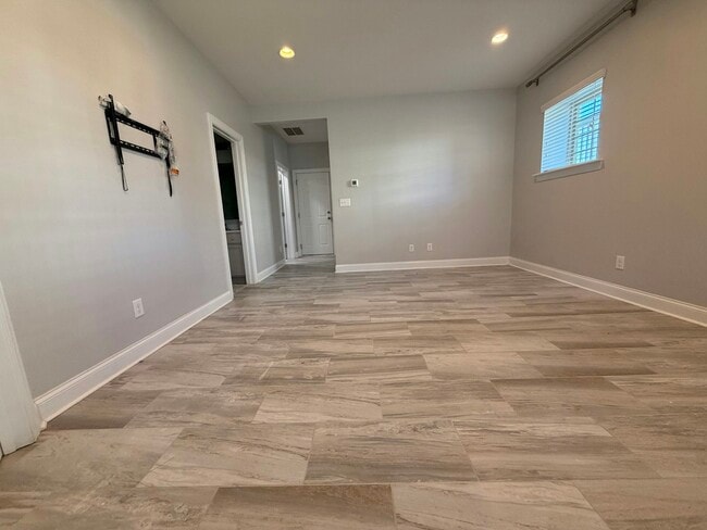 Building Photo - 6258 Cloverdale Dr