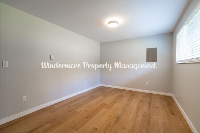 Building Photo - Charming and Bright 3 bed in Heart of Gig Harbor!