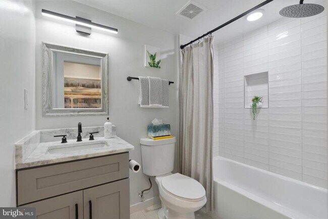 Building Photo - 210 Varnum St NW