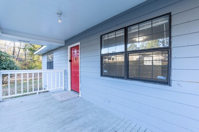 Building Photo - Three Bedroom Home!