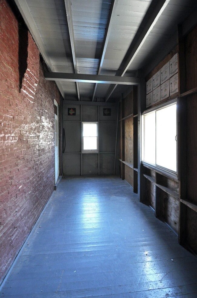 Building Photo - Video Tour- UK Village 2 Bedroom w/Central Heat & A/C. 2 Porches.