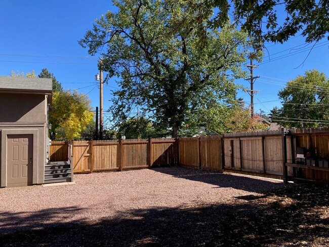 Building Photo - 1002 N Walnut St