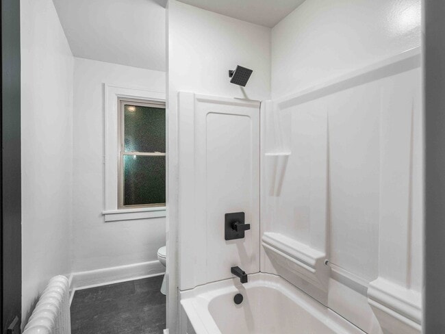 Building Photo - AVAILABLE AUG 1ST!! FULLY RENOVATED 1 BEDR...