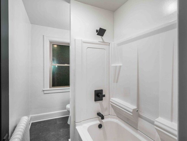 Building Photo - AVAILABLE JULY 1ST!! FULLY RENOVATED 1 BED...