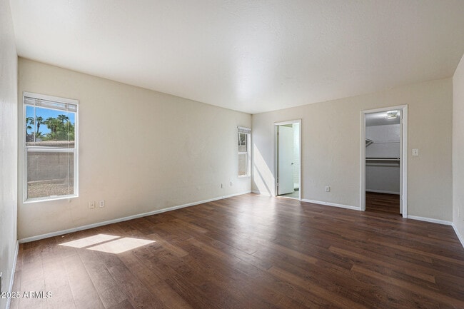 Building Photo - 601 W Coral Gables Dr