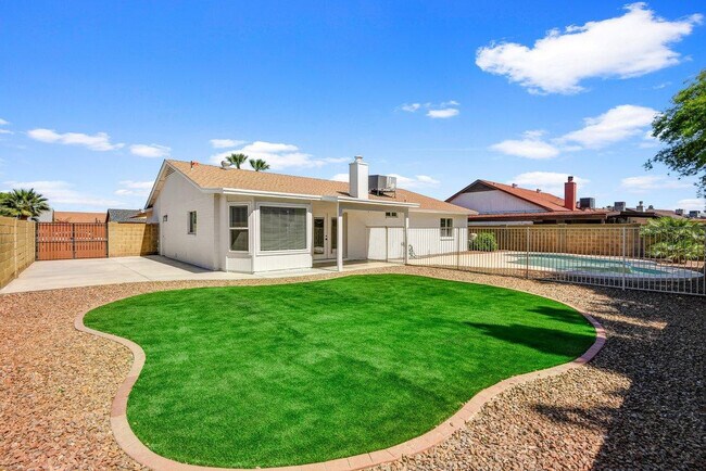 Building Photo - 7331 W Windrose Dr