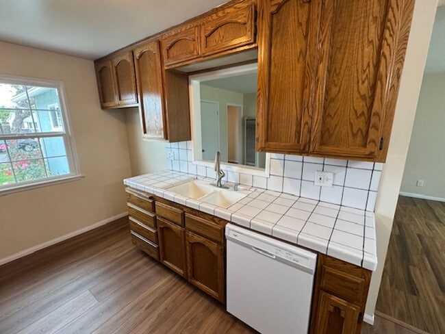 Building Photo - Beautiful 3 bedroom 2 bath HOME . . .  Clo...