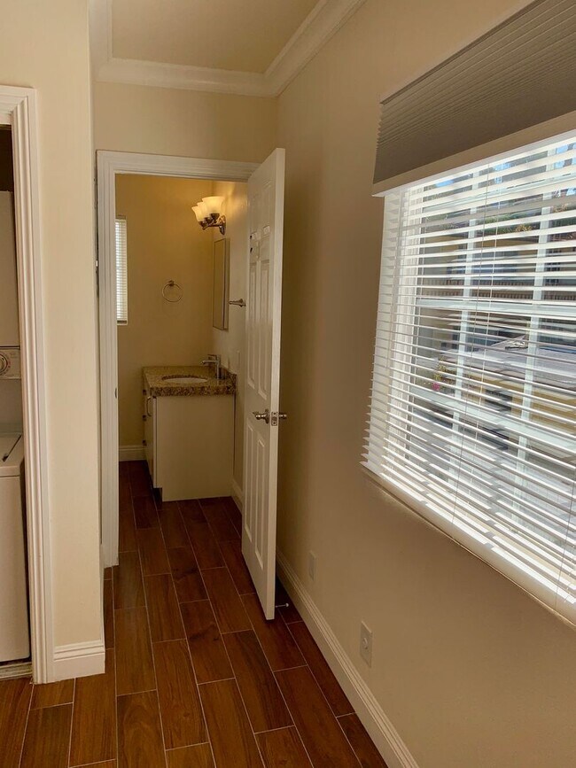 Building Photo - Luxury Upstairs 2 Bedroom Apartment in La ...