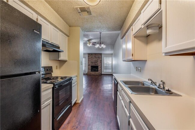 Building Photo - 8806 Piney Point Dr