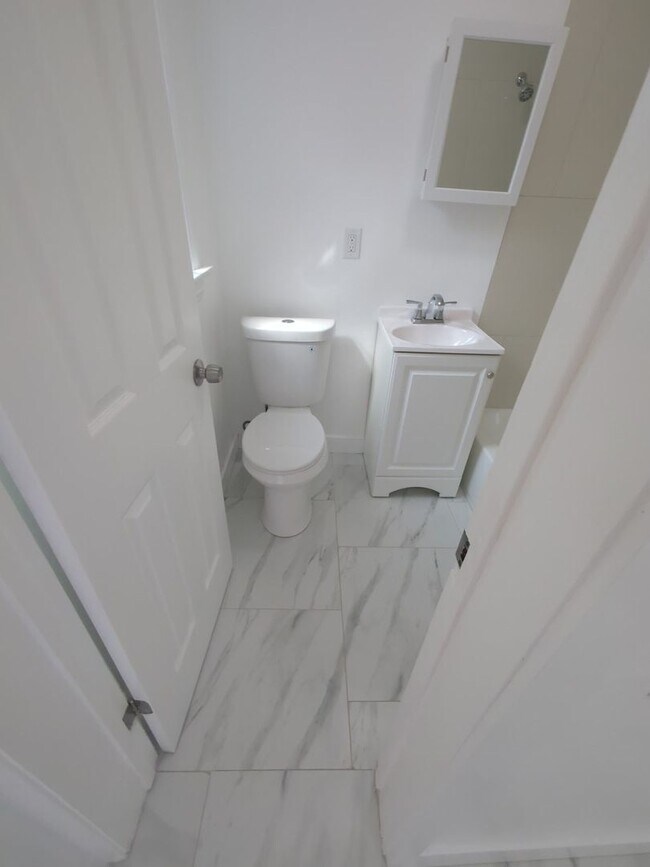 Building Photo - 4215-4217 S Budlong Ave