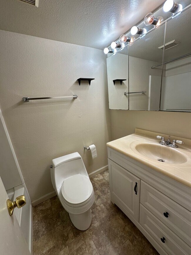 Building Photo - Cute and Cozy 1 Bedroom Condo in Gated Tim...