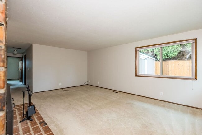 Building Photo - Immaculately maintained 3-bdr/1.5-bath ran...