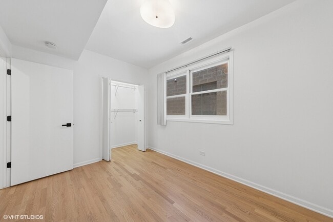 Building Photo - 1064 N Marshfield Ave