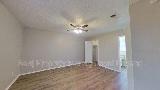 Building Photo - 2902 S Fielder Rd