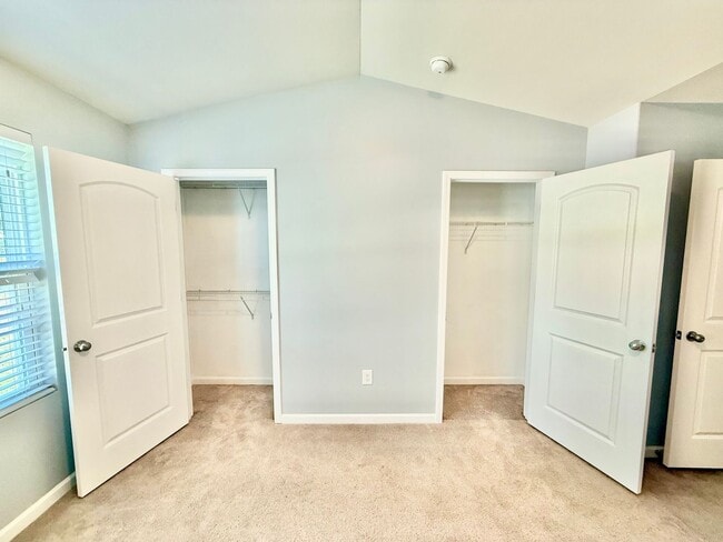 Building Photo - Beautiful 2 Bed 2.5 Bath townhome located ...