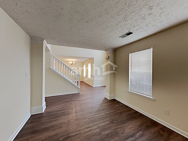 Building Photo - 300 Carriage Lake Ln