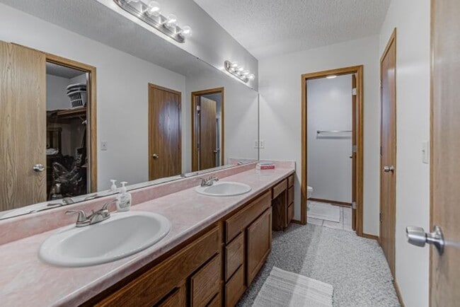 Building Photo - spacious house