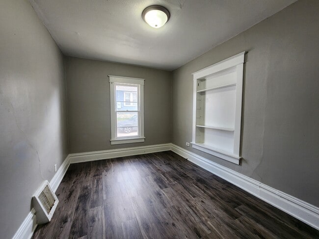 Building Photo - 113 Maplewood St