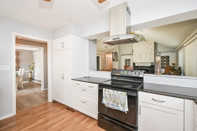 Building Photo - 13102 Richmond Ave