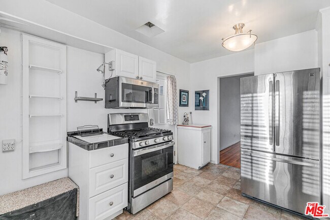 Building Photo - 1352 Ocean Park Blvd