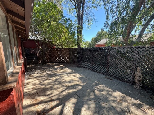 Building Photo - Charming 2 Bedroom Ojai Home with All Utilities Included